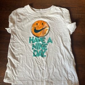 Nike girls white have a Nike day shirt size xs